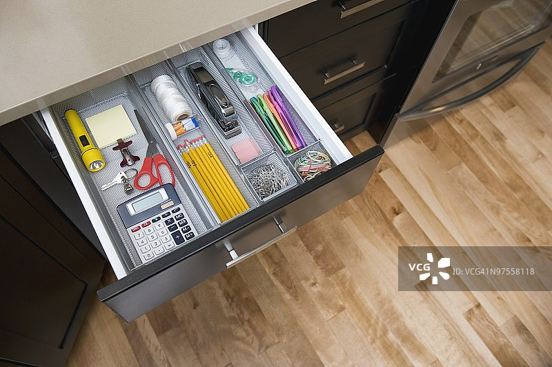 厨房内整理好的文具抽屉图片素材