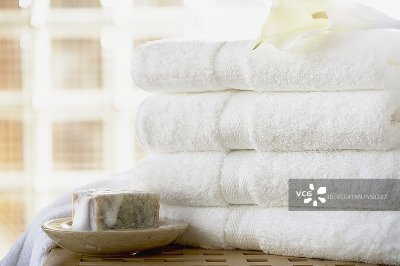 香皂和折叠好的白色毛巾图片素材
