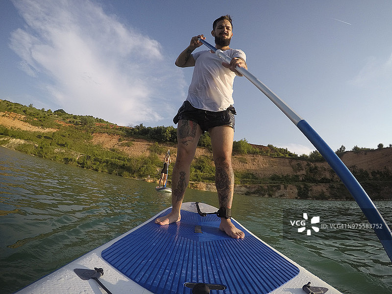 站在船上的人图片素材