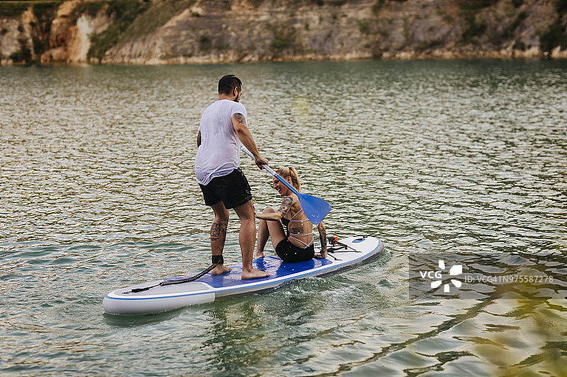 在湖上划独木舟的人图片素材