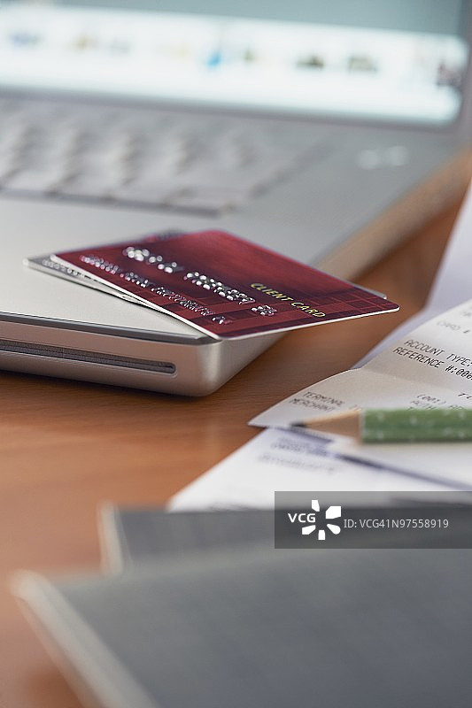 笔记本电脑上的信用卡图片素材