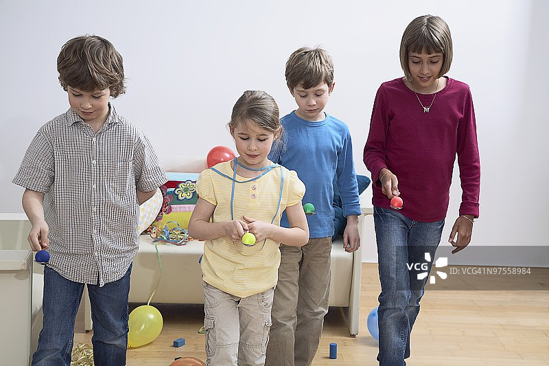 朋友们参加鸡蛋竞走比赛图片素材