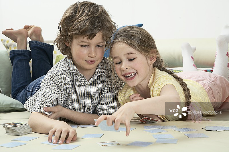 兄妹玩记忆卡片游戏图片素材