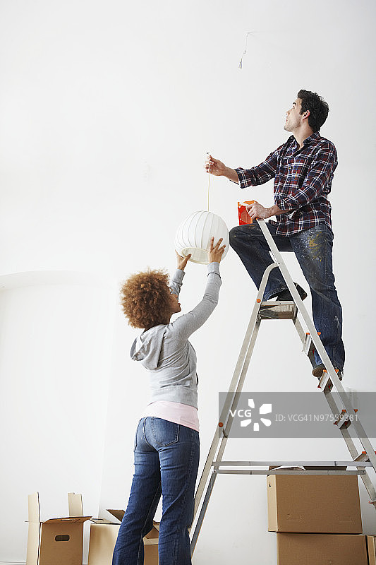 朋友们安装灯图片素材