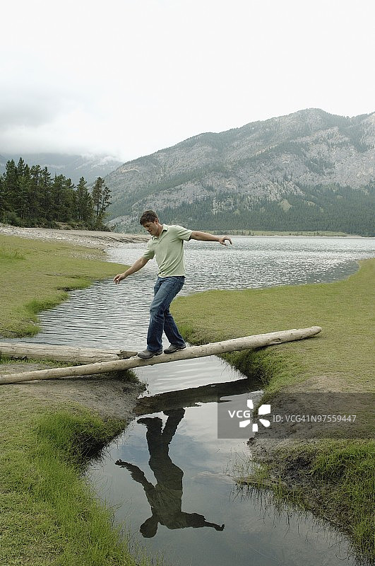 男子过河图片素材