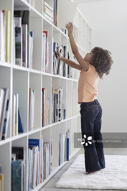 女孩伸手拿书图片素材