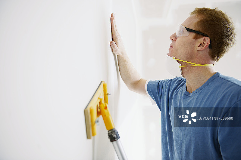 男人打磨石膏板图片素材