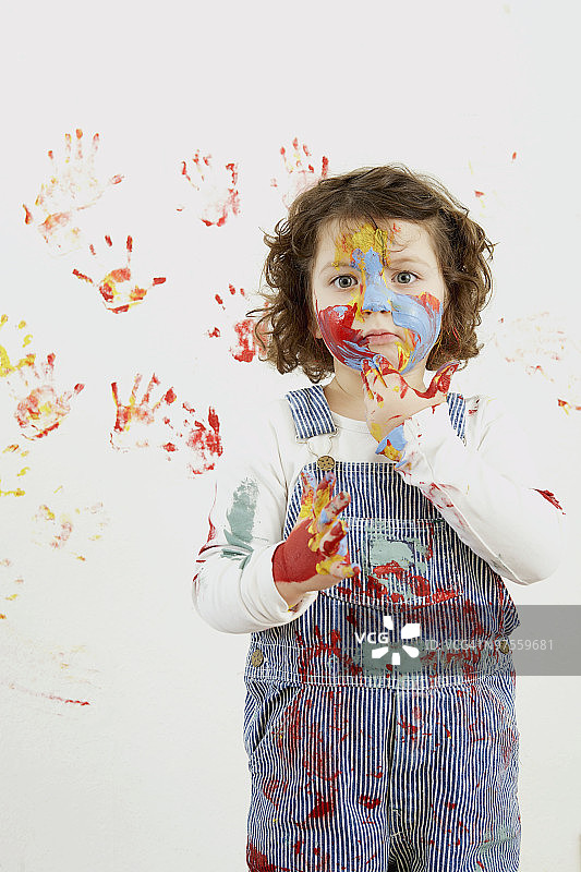 浑身涂满颜料的年轻女孩图片素材