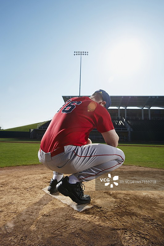 投手蹲在土墩上图片素材