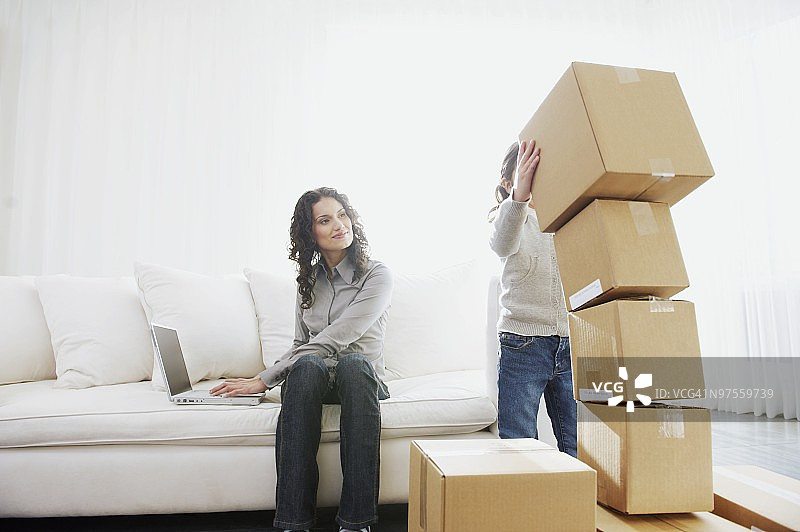 在家工作的母亲图片素材