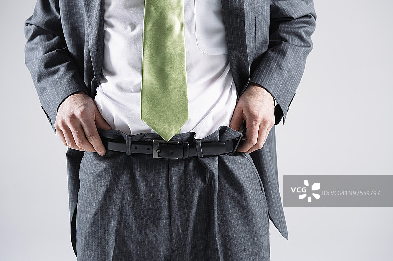 整理裤子的商人图片素材