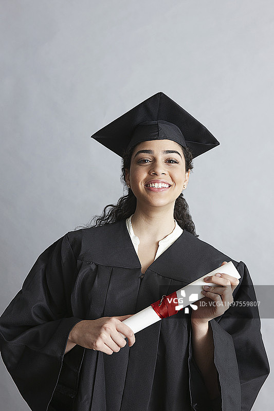 手持毕业证书的毕业生图片素材