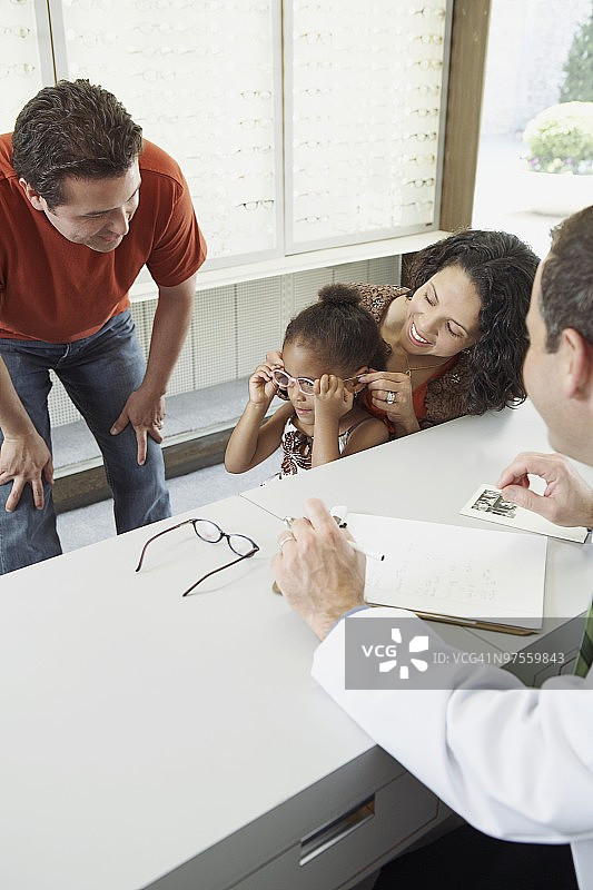 戴眼镜的年轻女孩图片素材