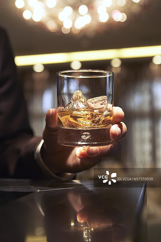 男人手持鸡尾酒图片素材