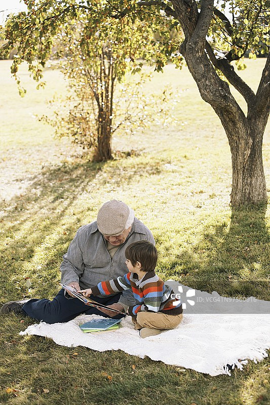 爷爷和孙子图片素材
