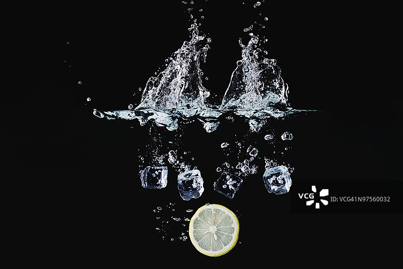 水中柠檬切片图片素材