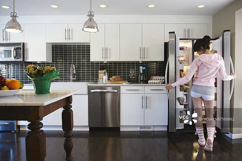 厨房里的女人图片素材