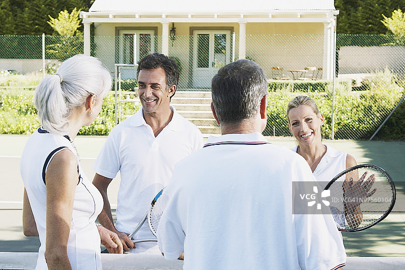 朋友们在交谈图片素材