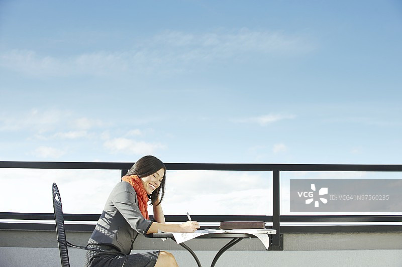 在阳台上的商务女人图片素材