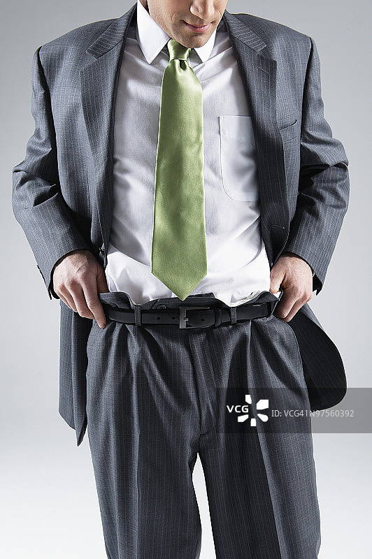 穿着宽松西装的商人图片素材