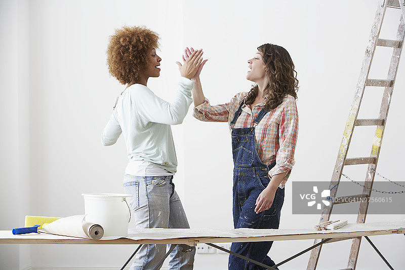 朋友们互相击掌图片素材