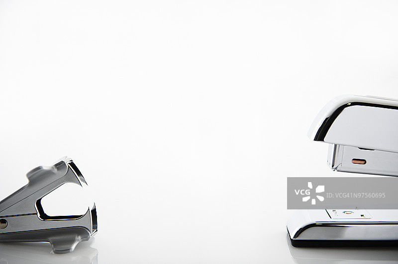 对峙的订书机和起钉器图片素材