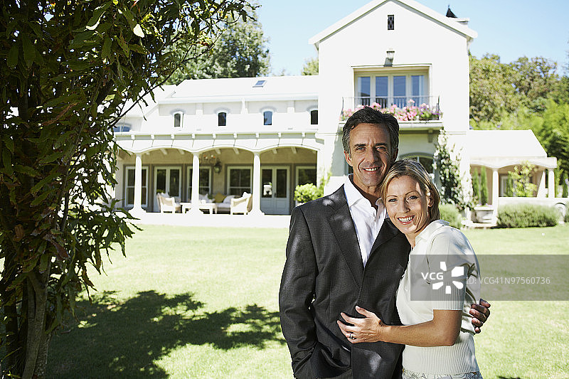 在一栋可爱的房子前的一对夫妇图片素材