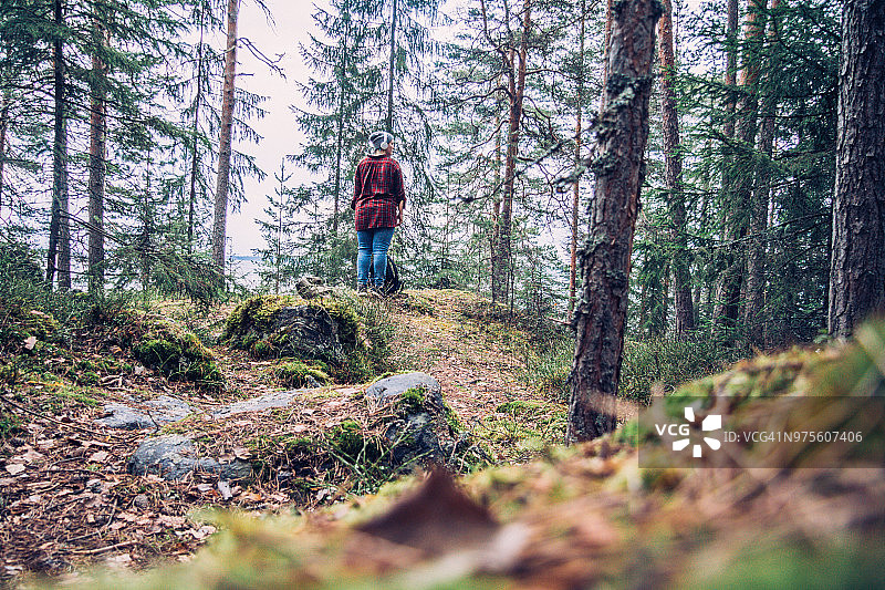 年轻女人享受湖景图片素材