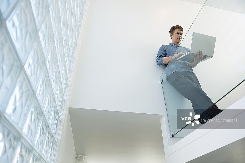 阳台上的商人图片素材