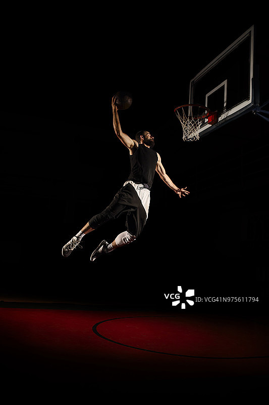 篮球运动员扣篮图片素材