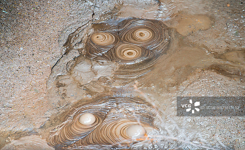 新西兰罗托鲁瓦地热奇境中地热泥浆池的圆形图案图片素材