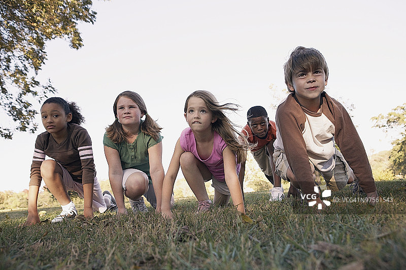 孩子们准备赛跑图片素材