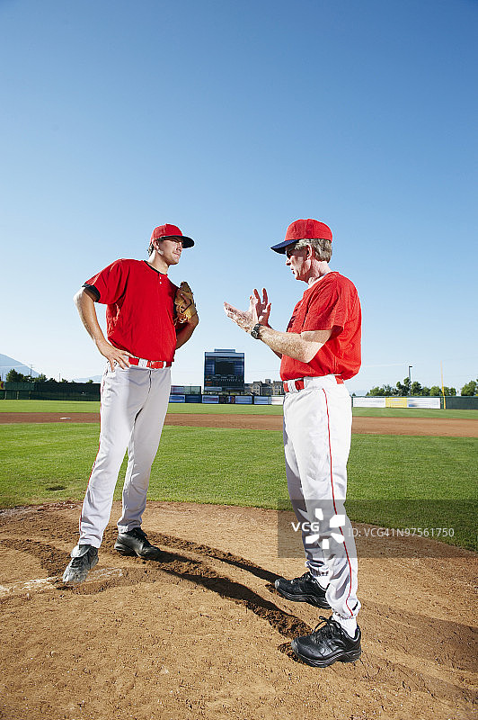 教练与投手交谈图片素材