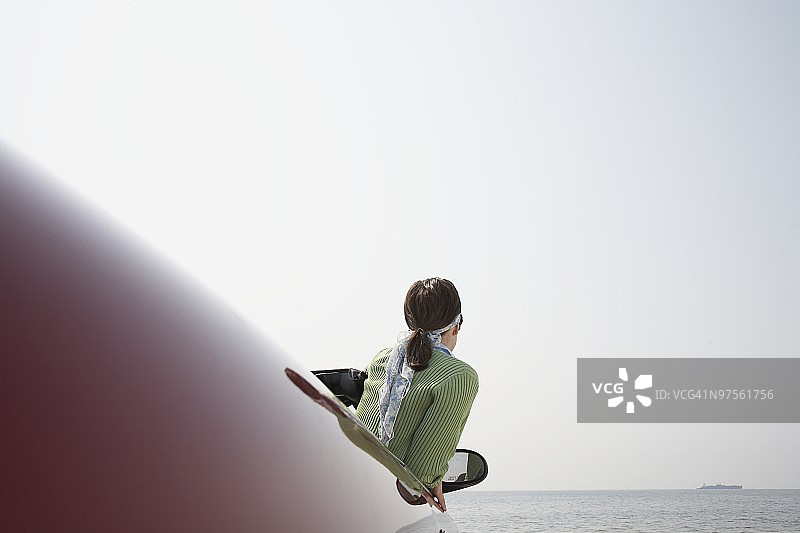 女人看着大海图片素材