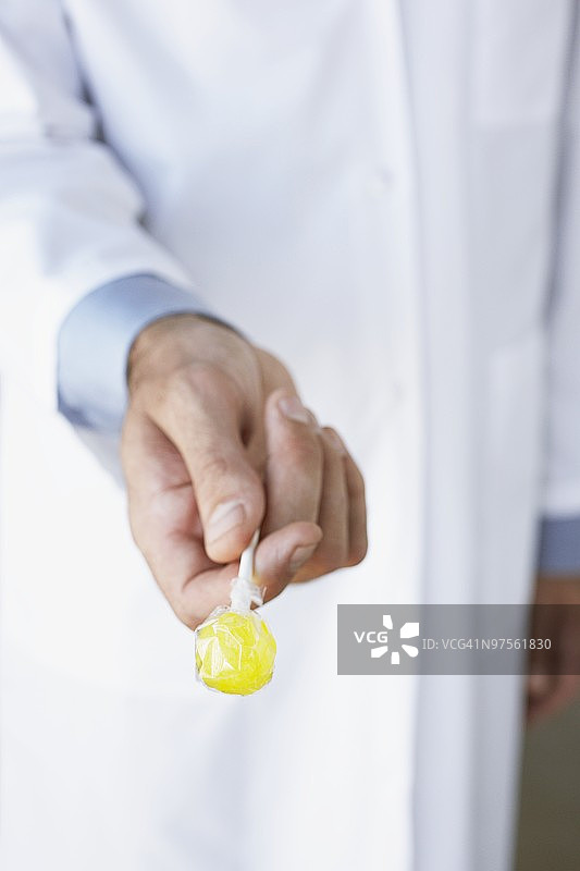 医生拿着棒棒糖图片素材