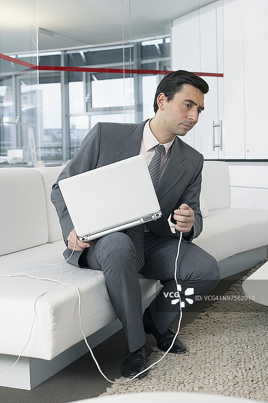 商人插入笔记本电脑图片素材