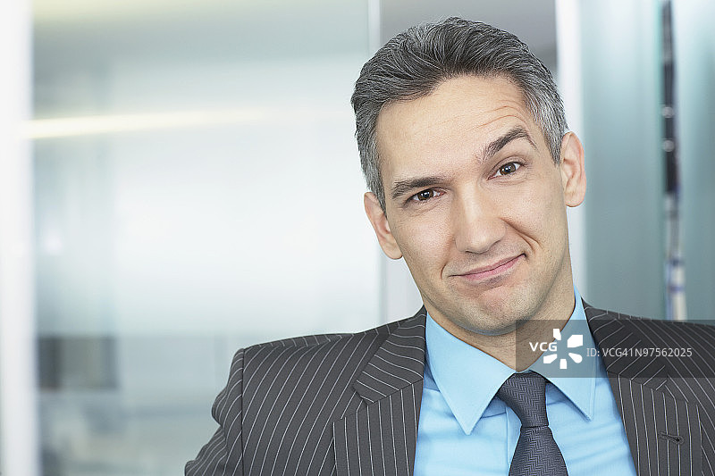 扬起眉毛的商人图片素材