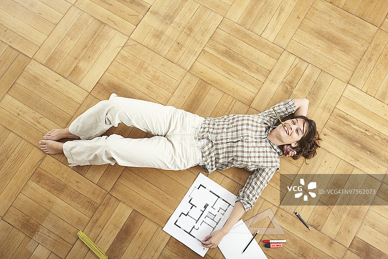 考虑房屋装修的女人图片素材