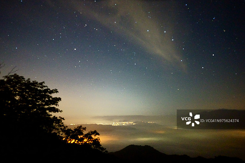 雾中夜景图片素材