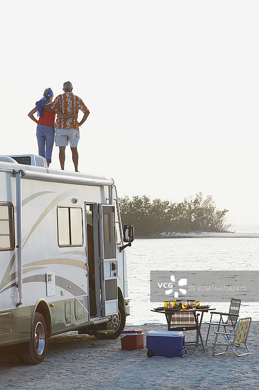 情侣站在露营车顶上图片素材