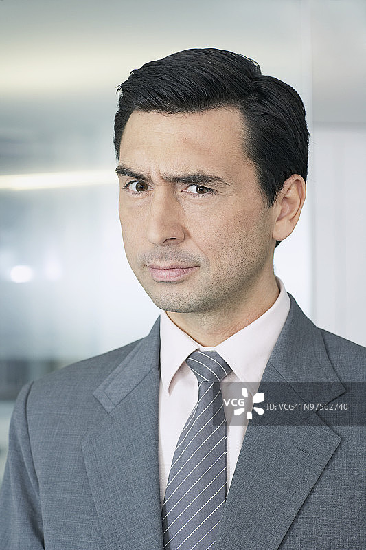 扬起眉毛的商人图片素材