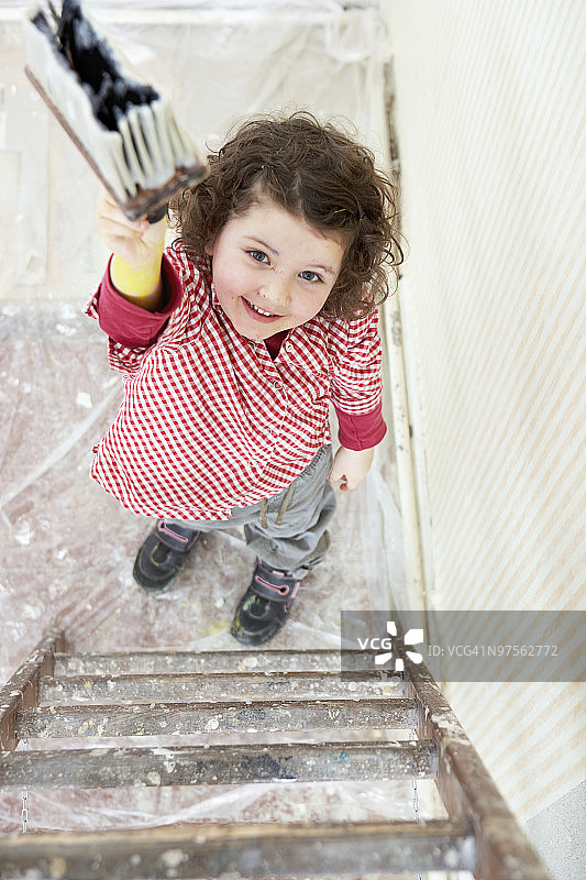 手持胶水刷的年轻女孩图片素材
