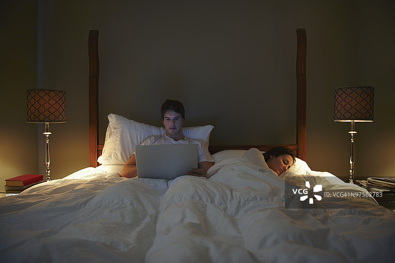 夫妻在床上图片素材