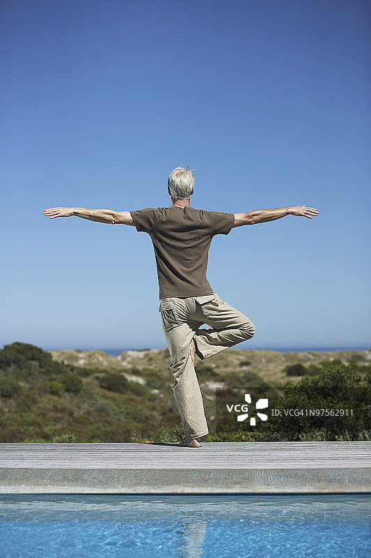 男人在做瑜伽图片素材