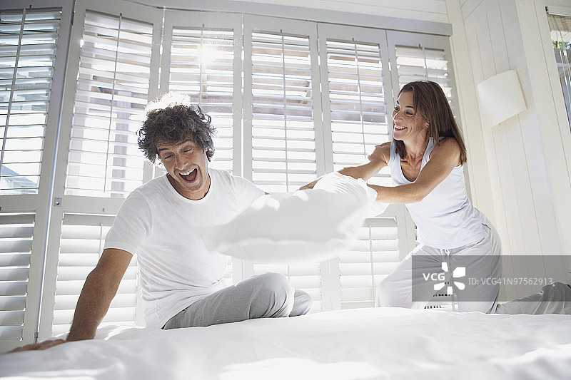 情侣枕头大战图片素材