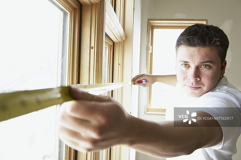 男人测量窗户图片素材