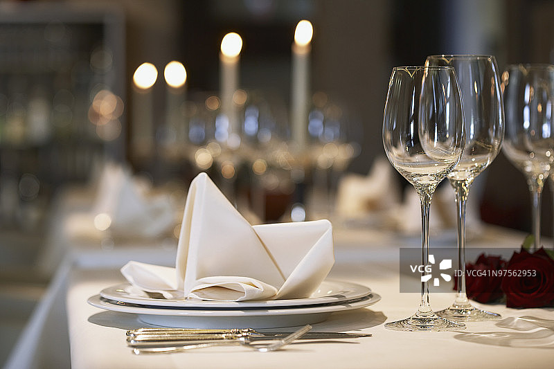 优雅餐桌上的餐巾图片素材