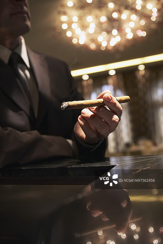 手持雪茄的男人图片素材