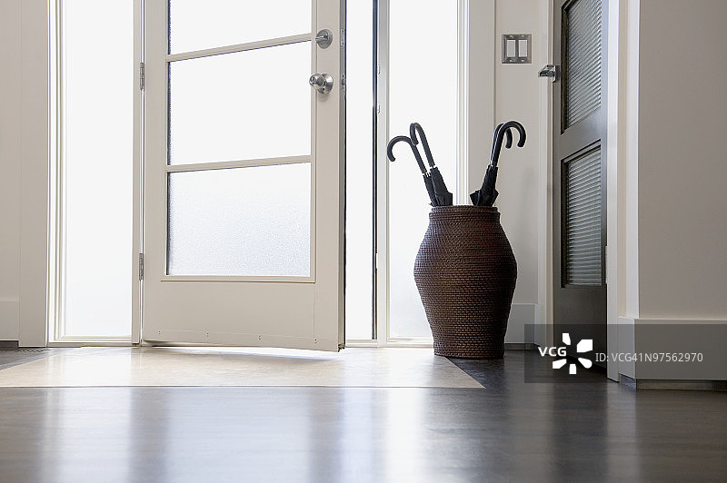 花瓶雨伞装饰的前门图片素材