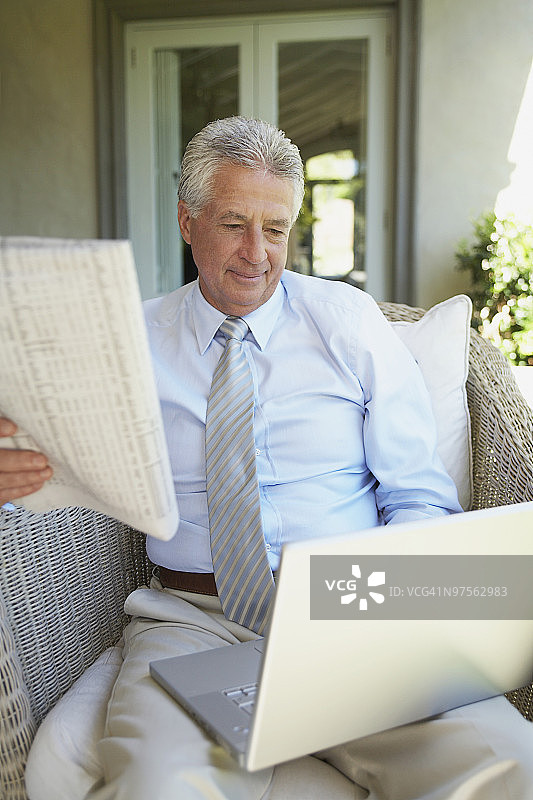 使用笔记本电脑的年长商人图片素材